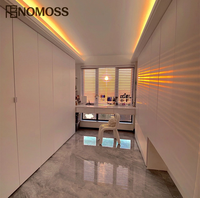 Conception de dressing moderne et luxueux sur mesure pour architectes, avec planification de rangement zoné pour projets de villas et de chambres.