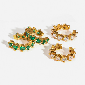 Pendientes Huggie de Oro de 18K y Acero Inoxidable con Circonita Blanca Redonda en Engaste de Garra para Uso Diario - Product Image 1