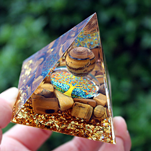 Pyramide en résine époxy avec motif œil de tigre jaune, ornement de bureau artisanal, décoration de maison faite à la main - Product Image 3