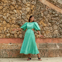 Nouvelle mode de robe midi décontractée élégante à manches courtes bouffante avec poche et dos nu évidée pour femmes