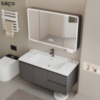 Cermin rias pintar aluminium modern dengan lampu LED tahan air, terpasang di dinding, dan kabinet kamar mandi dengan wastafel keramik