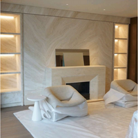 Ensemble de cheminée murale en pierre avec cadre en acier intégré, contour et manteau en marbre travertin beige crème monobloc