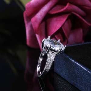 Anello Nuziale Oversize con Zircone Ovale per Donne, Gioiello da Dito di Lusso alla Moda - Product Image 6