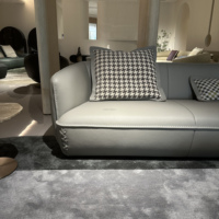 Premium italienisches minimalist isches gerades Sofa aus dickem Leder für Innenräume und Wohnzimmer in der Grand Villa
