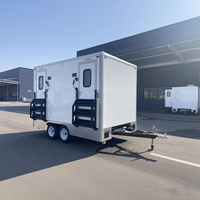 Remorque mobile pour toilettes et douches avec réservoirs d'eau et cabines séparées pour mariage
