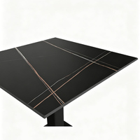 Table de salle à manger extérieure carrée moderne en pierre frittée noire avec base métallique robuste pour cour, bistrot, café, restaurant