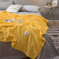 Vente en gros de couverture en flanelle Sherpa de luxe couverture en peluche douce laine corail polaire avec motif rayé pour bureau cuisine