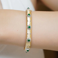 Ensemble de bracelet rétro en or jaune 18 carats vintage fait à la main bijoux haut de gamme avec émeraude naturelle de style italien brossé pour femmes