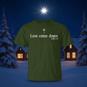 Camiseta cristiana navideña con versículo bíblico Love Came Down, Lucas 2:11 - Product Image 3