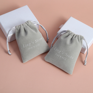 Bolsa de Terciopelo para Joyería con Logotipo Personalizado, 13*18 cm, Color Gris Suave, con Cordón y Estampado Elegante para Empaque de Regalos - Product Image 3