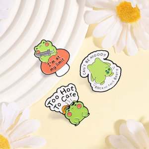 Pin de esmalte de rana de verano con cuchillo en un hongo, diseño 'I'm At My Limit', rana con gafas de sol 'Too Hot To Care', broche, insignia de solapa, joyería - Product Image 3