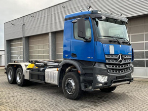รถบรรทุกขยะ ISUZU HINO 16 ลูกบาศก์เมตร แบบมีแขนเกี่ยวพร้อมถังขยะหลายใบ - Product Image 2