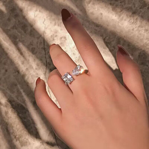 Anello Geometrico a Goccia Aperto e Regolabile con Design Quadrato per Donne - Product Image 2