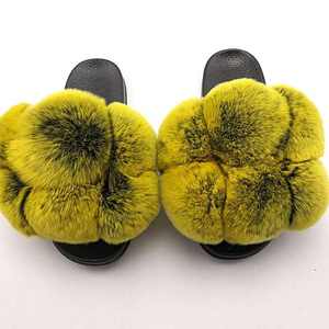 Vente en gros de claquettes en fourrure de pompon à <span class=keywords><strong>la</strong></span> mode Claquettes en fourrure de renard véritable momy et me pom pom - Product Image 2