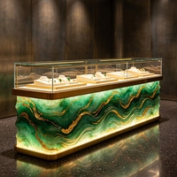Vitrine de luxe pour bijoux avec compartiments de rangement, dotée de pierre artificielle translucide et d'éclairage LED