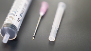 Seringue hypodermique jetable stérile avec caractéristiques de sécurité à aiguille fixe pour utilisation en laboratoire médical - Product Image 6