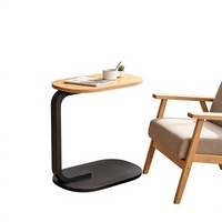 Petite table d'appoint ronde dans le salon, table basse près du canapé sur le balcon, table de chevet dans la chambre