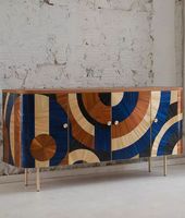 Buffet de salle à manger français médiéval en bois laqué, peint à la main, avec un élégant assortiment de couleurs noir et blanc