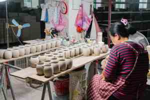 Forniture per Catering, Piatto Piccolo in Ceramica Smaltata Colorata, Personalizzabile, 5 Pollici, Rosso Decorativo, Angolato Verso l'Alto, Foglia d'Acero in Ceramica Nera - Product Image 4