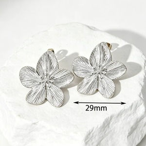 Boucles d'oreilles clips en acier inoxydable couleur or 18 carats, hypoallergéniques, motif floral texturé, pour femmes - Product Image 6