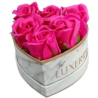 Boîte à fleurs en papier marbré en forme de cœur, design personnalisé, en gros, avec mousse pour roses éternelles, revêtement UV, gaufrage, matériaux recyclés