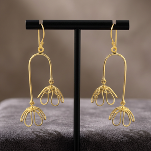 Boucles d'oreilles vintage de luxe pour femmes, plaquées or 18 carats, en laiton, motif floral ajouré, bijoux indiens tendance pour fêtes et cadeaux, vente en gros - Product Image 3
