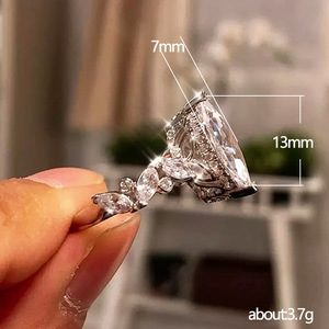 Anello di fidanzamento da donna F1110 in oro bianco con diamante taglio marquise e pietre laterali naturali colore D - Product Image 5