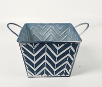 Pot Tanaman Logam Bermotif Chevron, Ember Bunga Persegi Warna Terakota & Biru Dongker dengan Pegangan, Wadah Dekoratif Rustik