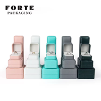 Boîte à bijoux FORTE en cuir PU blanc de luxe d'usine Boîtes d'emballage avec logo personnalisé Boîtes à bagues en cuir PU pour bijoux bracelet et collier