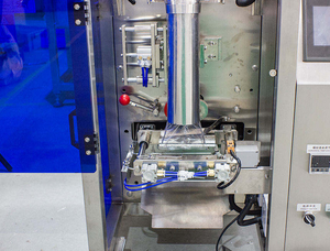 Machine d'emballage automatique écologique pour tablettes de <span class=keywords><strong>chlore</strong></span> de <span class=keywords><strong>piscine</strong></span> à livraison rapide naturelle, remplissage et scellage de sacs/films - Product Image 4