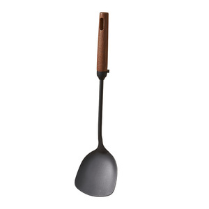 Espátula de hierro fundido Aca con mango de madera, resistente al calor y duradera para cocinar en wok. - Product Image 1