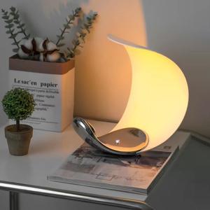 Lámpara de Mesa LED Moderna con Forma de Luna Creciente, Enchufable, Pantalla Táctil, Luz Blanca Cálida Regulable de 3000K, Brillo Ajustable para Dormitorio - Product Image 3