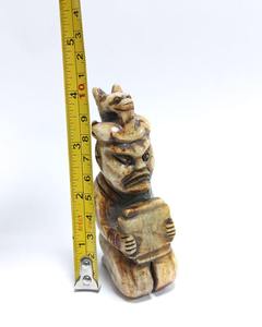 Figurine de chaman en jade sculptée à la main avec coiffe animale, art rituel chinois ancien pour collectionneur de musée et exposition - Product Image 4