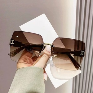 Lunettes de soleil oversize sans monture pour femme style H, en acétate de PC marron, protection UV375, type 3, avec emballage boîte - Product Image 1