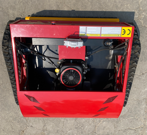 Tondeuse à gazon professionnelle télécommandée sur chenilles, à batterie, avec coupe à fléaux et éjection arrière, rouge et jaune - Product Image 6