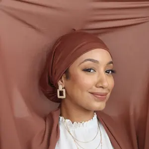 2023 Großhandel Lieferant Truthahn Mode muslimische Frauen Schal Kopftuch 2 in 1 Trikot Innen kappen Chiffon Flowy Instant Hijab