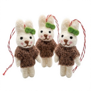 Meilleur Ornement de Noël Lapin en Feutre 100% Laine de l'Himalaya, Bandeau Vert Fait Main, Écologique, Traditionnel, Décoration Murale Intérieure - Product Image 1