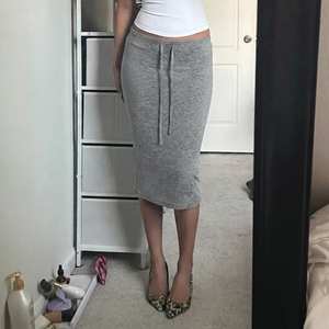Jupe midi moulante en maille décontractée pour femme, taille basse avec cordon de serrage, fente sexy, coupe ajustée, couleur unie, polyvalente - Product Image 2