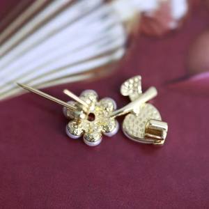 Zhuji 3-3.5 Natural Freshwater Pearl Flower Brooch Cuff Plated <b>Copper</b> Dual-Purpose <b>Jewelry</b> with Diamond Main Stone - Product Image 1