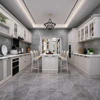 Cuisine et salle à manger d'élégance moderne |   Meubles de cuisine Off-White |   Lustre en cristal |   Carrelage gris métallisé |   Plan de travail en marbre |   Charnière |
