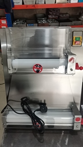 Esquiladora de masa de pizza automática eléctrica de China, esquiladora de masa industrial máquina de fabricación de base de pizza rodillo de masa usado - Product Image 4