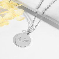 Collier personnalisé avec pendentif en forme de disque avec initiale arabe miniature, calligraphie, alphabet gravé, amour, plaqué or, bijoux, cadeau islamique pour l'Aïd, sans rouille
