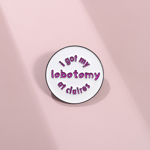 I Got My Lobotomy At Claire s Esmalte Pins Broches creativos redondos Mochila Insignias de solapa Regalo de joyería divertido para fanáticos al por mayor - Product Image 3