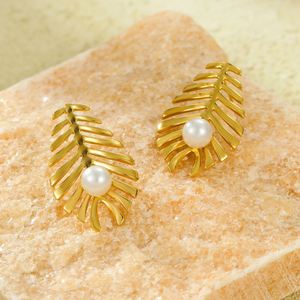 Boucles d'oreilles polyvalentes en acier inoxydable de style européen et américain avec pampilles incrustées de feuilles et de perles en plaqué or 18 carats - Product Image 2