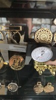 Pin Label Logam Geometris Logo Merek Baja Anti Karat JJ yang Dapat Disesuaikan, Model Paduan Seng untuk Souvenir Perhiasan Liontin