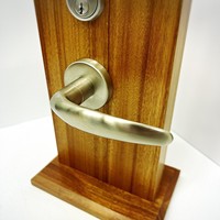 Poignée de porte courbée en chrome poli sur rosette pour ensemble de serrure à mortaise de porte intérieure en bois