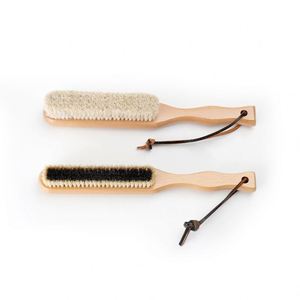 Brosse à vêtements en bois personnalisable avec logo, en hêtre naturel, poils doux en crin de cheval, durable, pour nettoyer les vêtements et éliminer les peluches - Product Image 1