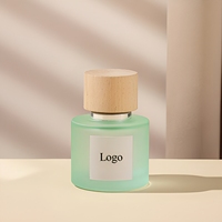 Flacon de parfum en verre personnalisé de 30 ml, 50 ml, 100 ml, cylindrique, bleu, rouge, vert, avec pulvérisateur à pompe, design givré et bouchon en bois