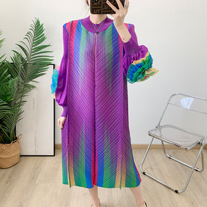 Vendita Diretta dalla Fabbrica Abito Plissettato Miyake con Stampa, Vestito Midi Ampio con Maniche a Fiore, Metodo di Tessitura Ecologico - Product Image 2