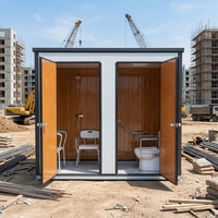 Unité de toilettes modulaire portable Greens avec douche extérieure moderne pour chantier, toilettes unisexes et adaptées aux personnes à mobilité réduite